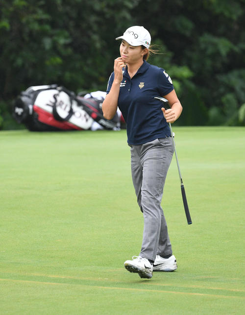 6番、ロングパットが決まらず悔しがる渋野（撮影・山崎安昭）