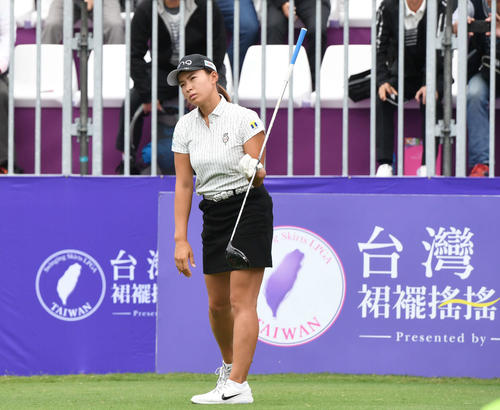 10番、ティーショットに不満顔の渋野（撮影・山崎安昭）
