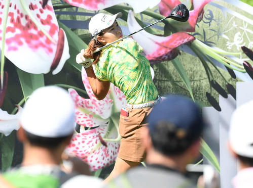 18番、ティーショットを放つ渋野（撮影・山崎安昭）