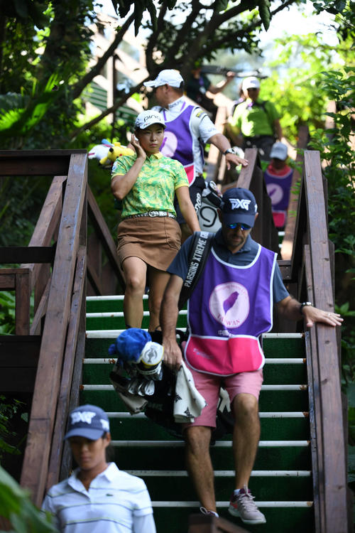 5番、ティーグラウンドへ向かう渋野（撮影・山崎安昭）