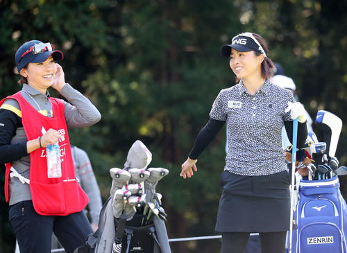 2番、ティーショットを放つ前、森田理香子（左）と笑顔で話す一ノ瀬優希（撮影・鈴木正人）