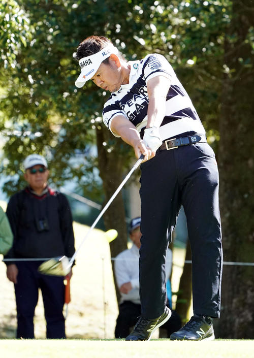 2番、ティーショットを放つ藤田（撮影・前田充）