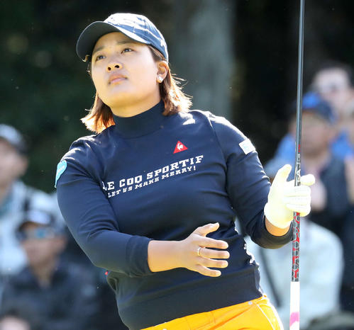 2番、ティーショットを放つ鈴木愛（撮影・鈴木正人）