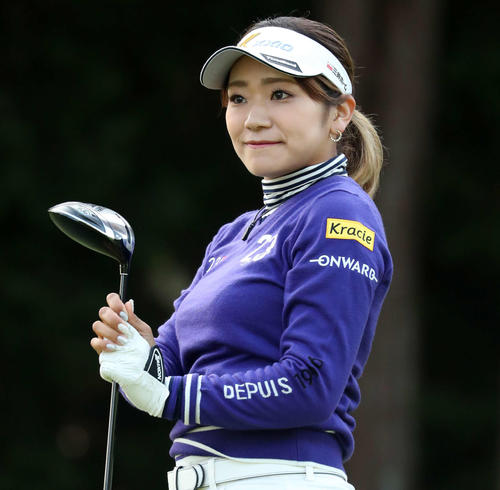 2番、ティーショットを放つ安田彩乃（撮影・鈴木正人）