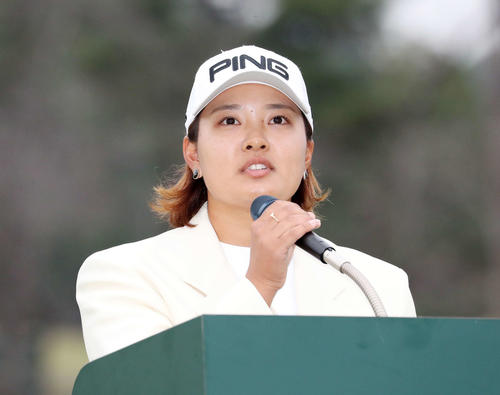 優勝しスピーチする鈴木愛（撮影・鈴木正人）