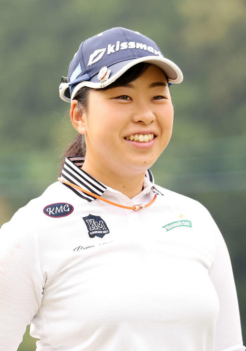 2番、ティーショット後、笑顔を見せる武尾咲希（撮影・鈴木正人）