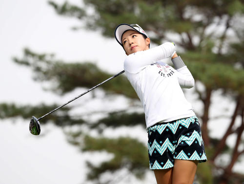 7番、ティーショットを放つ大江香織（撮影・鈴木正人）