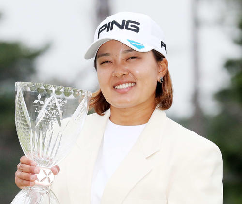 優勝トロフィーを手に笑顔を見せる鈴木愛（撮影・鈴木正人）