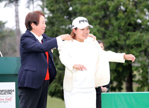 樋口久子氏（左）に勝利者ブレザーを着せてもらう鈴木愛（撮影・鈴木正人）