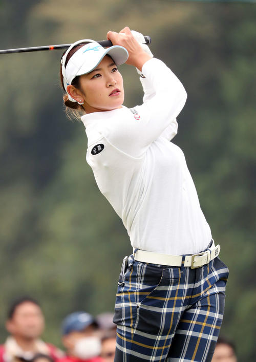 2番、ティーショットを放つ原英莉花（撮影・鈴木正人）
