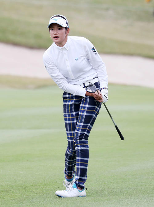 18番、セカンドショットを放つ原英莉花（撮影・鈴木正人）
