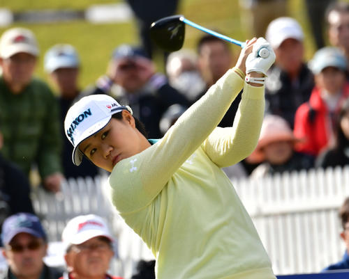 畑岡奈紗のドライバーショット（撮影・外山鉄司）