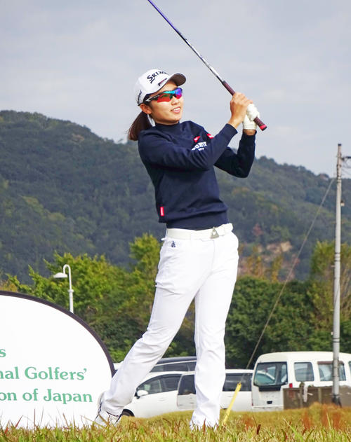 最終ラウンドのスタート1番ホールで第1打を放つ安田祐香（撮影・加藤裕一）