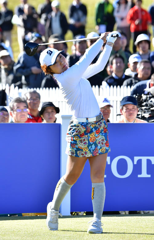 高橋彩華のドライバーショット（撮影・外山鉄司）