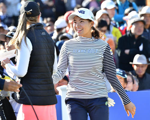 渋野日向子がジェニファー・カップチョにあいさつ（撮影・外山鉄司）