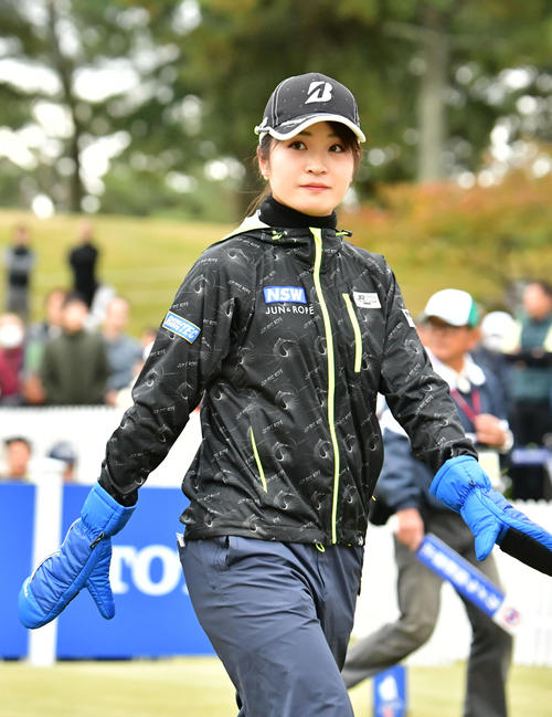 三ヶ島かなが厚い手袋を（撮影・外山鉄司）