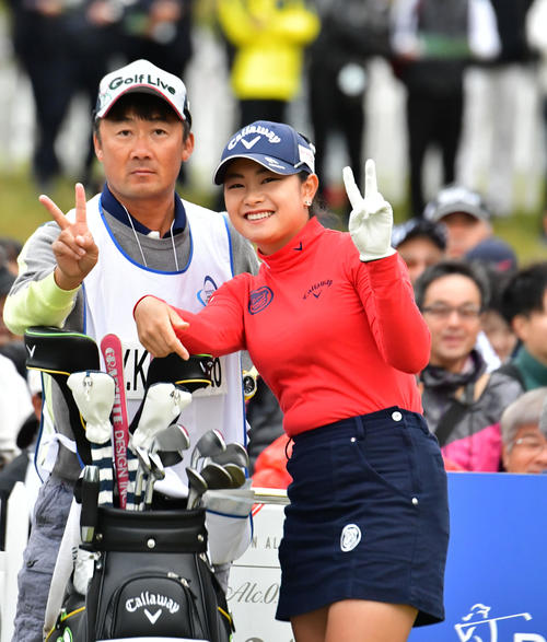 河本結がカメラマンにあいさつ（撮影・外山鉄司）