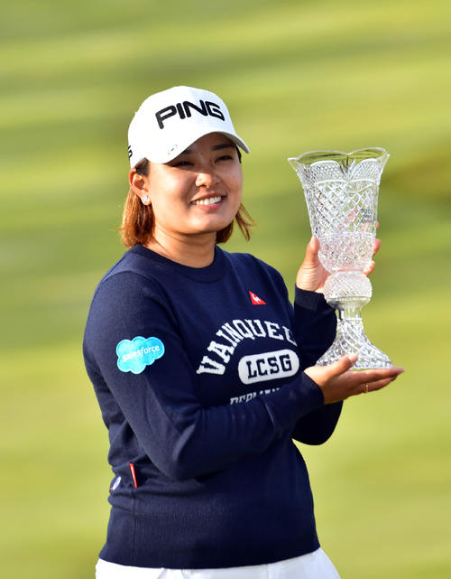 優勝トロフィーを手に笑顔の鈴木愛（撮影・外山鉄司）