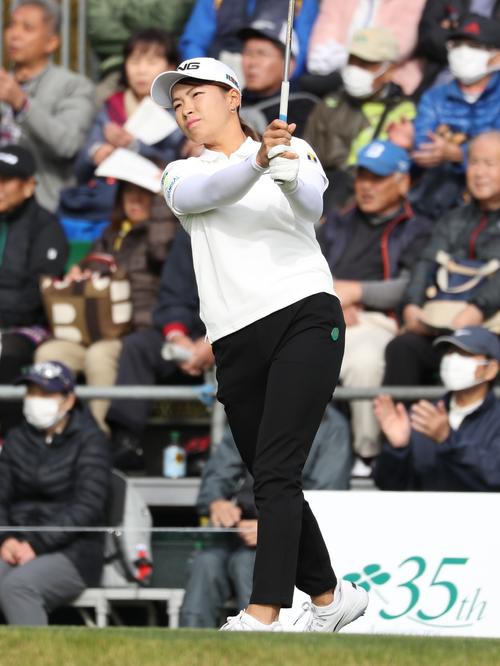 1番、ティーショットを放つ渋野日向子（撮影・狩俣裕三）