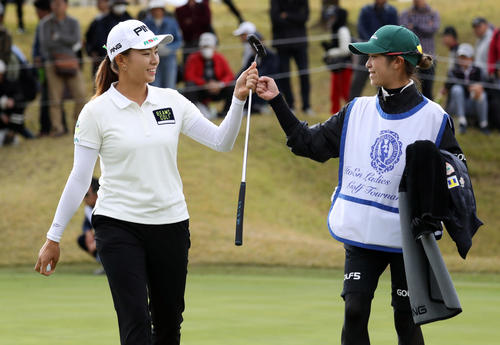 10番、バーディーパットを決め、キャディーとタッチを交わす渋野（左）（撮影・狩俣裕三）