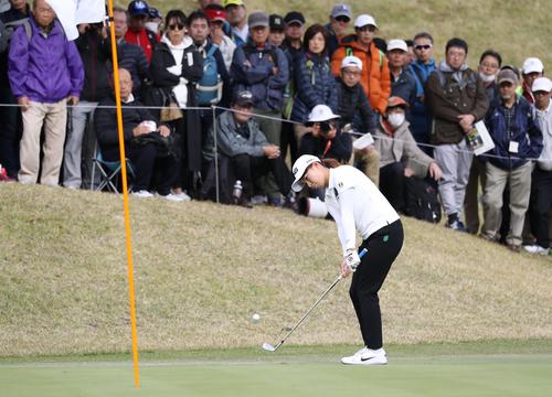 2番、第2打を放つ渋野日向子（撮影・狩俣裕三）