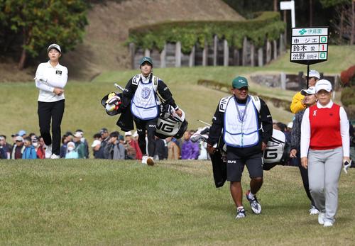 5番、ティーショットを放ち、移動する渋野日向子（撮影・狩俣裕三）