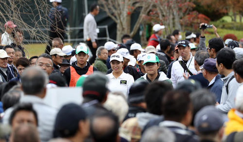 大勢のギャラリーに囲まれながら、10番に移動する渋野（撮影・狩俣裕三）