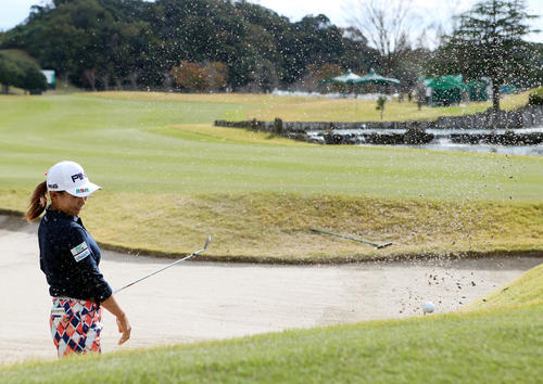 プロアマ戦18番、バンカーでボールが出ずに苦笑いする渋野（撮影・狩俣裕三）