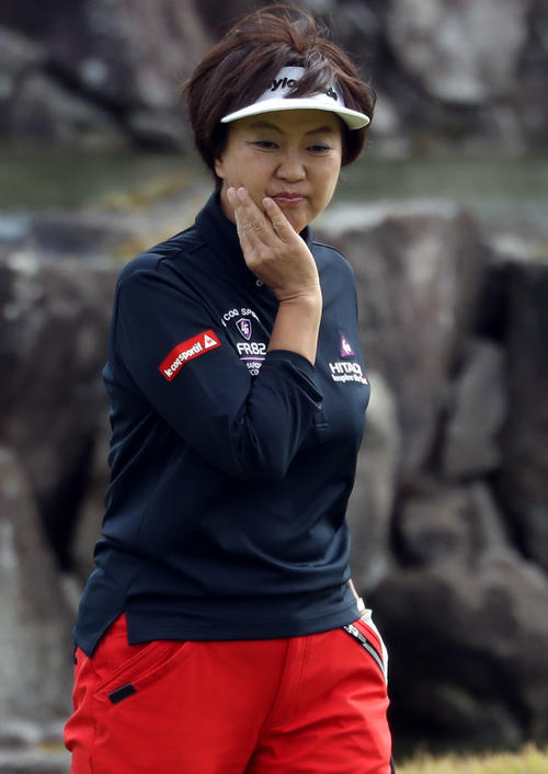 プロアマ戦で渋い表情をする小林会長（撮影・狩俣裕三）