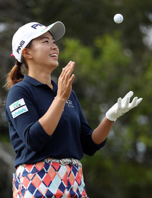 プロアマ戦9番、ティーグラウンドでボール遊びする渋野（撮影・狩俣裕三）