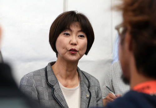 不適切発言の笠りつ子の処分について、報道陣の質問に答える小林会長（撮影・狩俣裕三）
