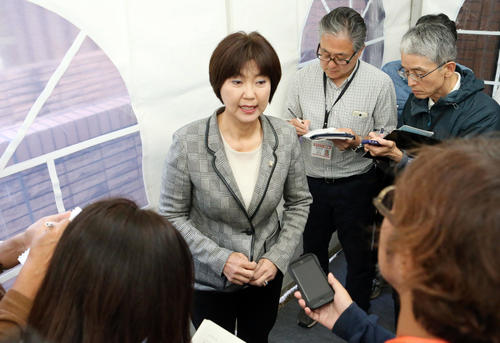 不適切発言の笠りつ子の処分について、報道陣の質問に答える小林会長（撮影・狩俣裕三）