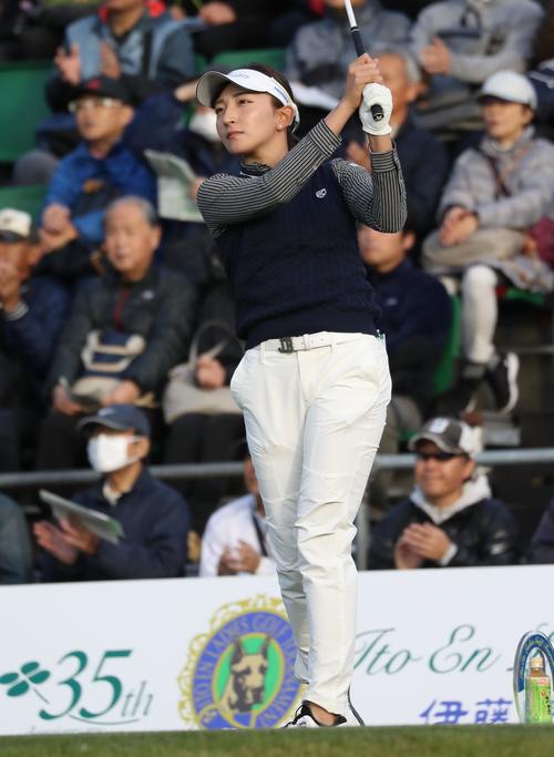 1番、ティーショットを放つ脇元華（撮影・狩俣裕三）