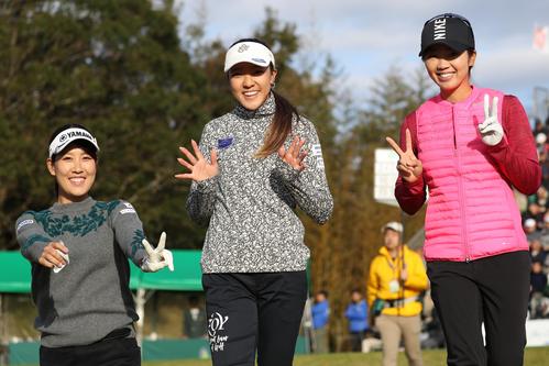 1番、ティーショットを放った後、笑顔を見せる、左から福田真未、エイミー・コガ、葭葉ルミ（撮影・狩俣裕三）