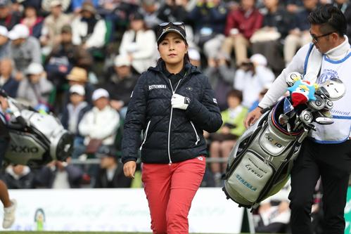 1番、ティーショットを放ち、移動する青木瀬令奈（撮影・狩俣裕三）