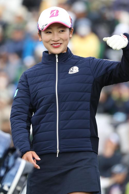 1番、ティーショットを放ち、笑顔で移動する松田鈴英（撮影・狩俣裕三）