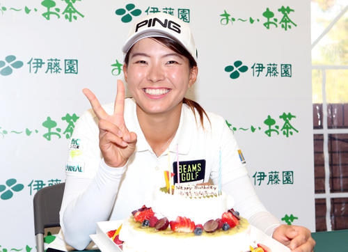 ホールアウト後、21歳の誕生日を迎え、バースデーケーキを前に笑顔を見せる渋野（撮影・狩俣裕三）