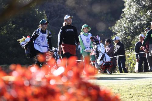 6番、ティーショットを放ち、移動する渋野日向子（撮影・狩俣裕三）