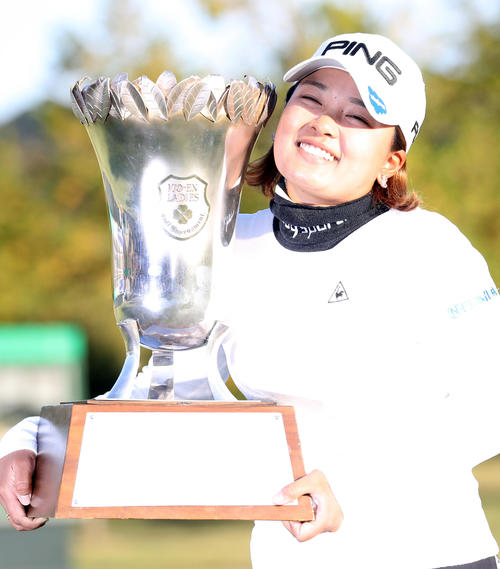 優勝カップを手に笑顔を見せる鈴木（撮影・狩俣裕三）