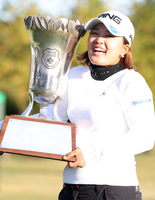 優勝カップを手に笑顔を見せる鈴木（撮影・狩俣裕三）