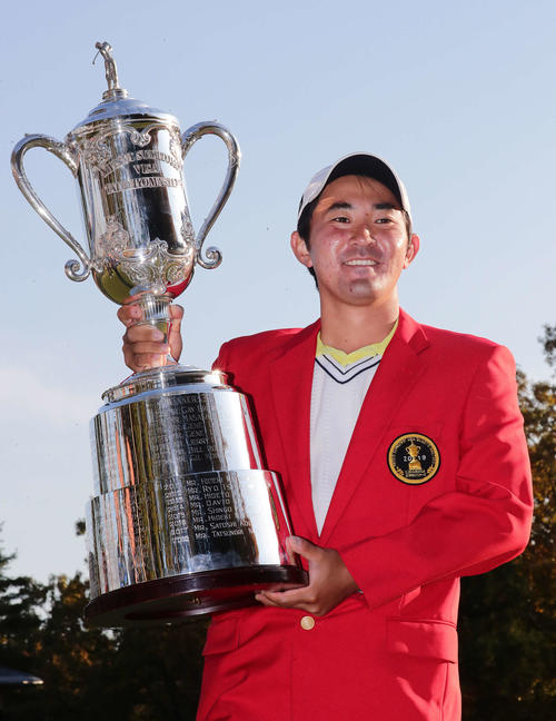 大学の先輩、松山英樹以来のアマチュア優勝を果たして優勝杯を掲げる金谷拓実（撮影・丹羽敏通）