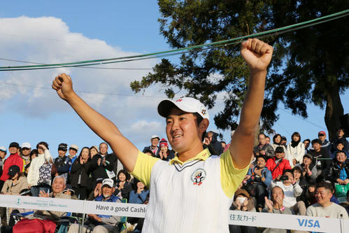 優勝インタビューを終え、ガッツポーズを決める金谷拓実（撮影・丹羽敏通）