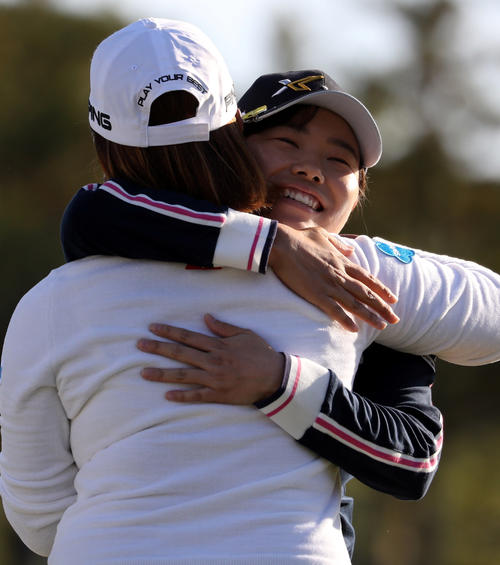 ホールアウトし、鈴木（手前）と抱き合う勝（撮影・狩俣裕三）