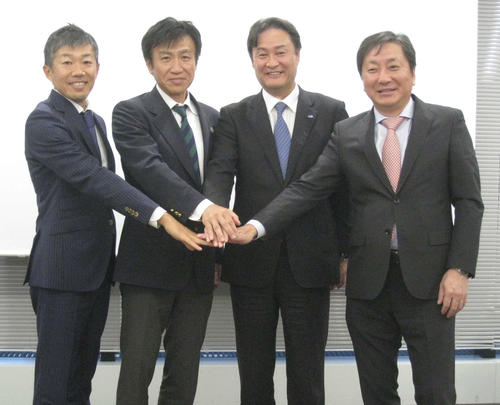 Jrゴルファー活性化プロジェクトを発表した日本高校ゴルフ連盟井上理事長（左から2人目）ら