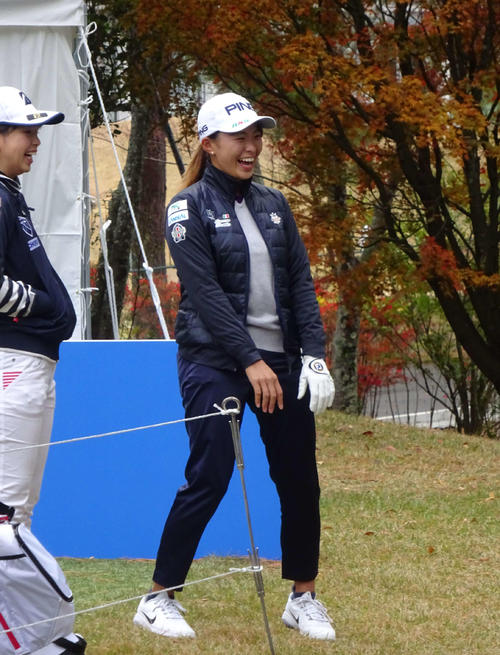 大王製紙エリエール女子オープンの練習ラウンド前、仲間と談笑する渋野日向子（撮影・加藤裕一）