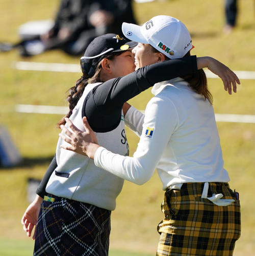 第1日　9番、ショ二里5アンダーで終え勝みなみ（左）と抱き合う渋野日向子（撮影・清水貴仁）