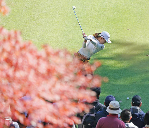 3番、ティーショットを放つ渋野日向子（撮影・清水貴仁）