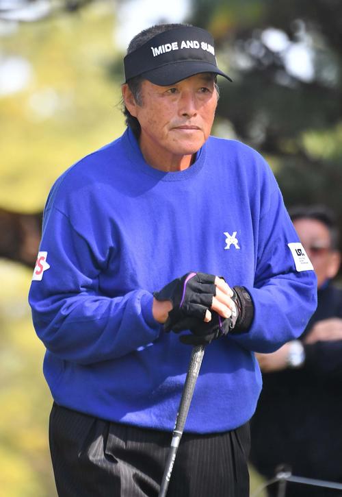 14番、ティーショットを放ちセカンド地点へ向かうジャンボ尾崎（撮影・上田博志）