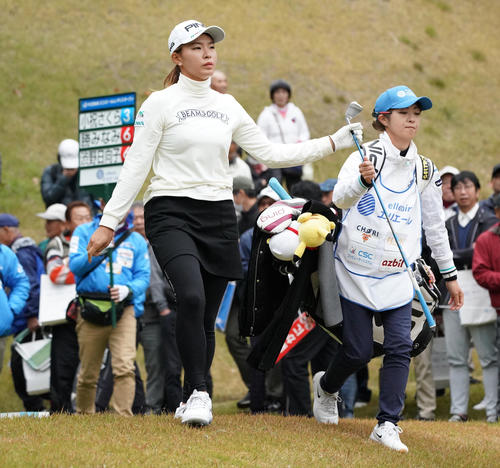 8番、ショートホールのティーショットがバンカーにつかまり厳しい顔をみせる渋野日向子(撮影・清水貴仁)