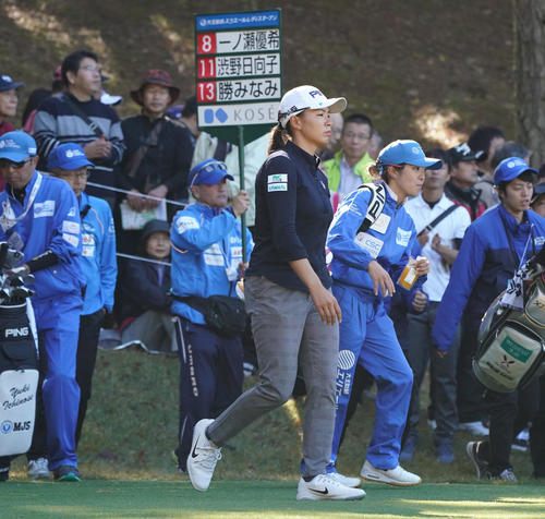 11番　ティーショットを放つ渋野日向子（撮影・清水貴仁）